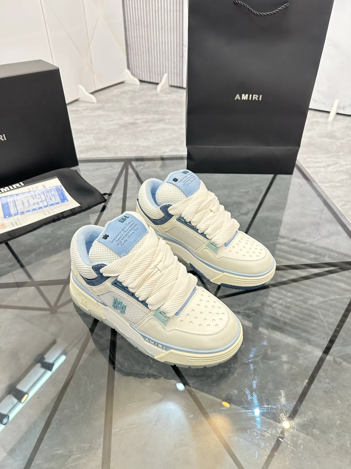 Men's shoes: 💰P720¥ Guangzhou top quality Product trademark: AMIRI* "Amir*" low-top casual shoes Regular size: 39-44 (can be customized to 45) Product materials: upper imported first-layer cowhide stitching original material, breathable lining, original outsole. Number: 525